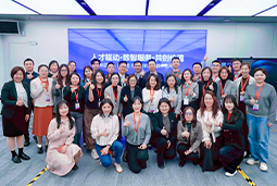 走进标杆现场，共探AI转型——PA真人视讯国际携手企业高管参访埃森哲智能运营中心